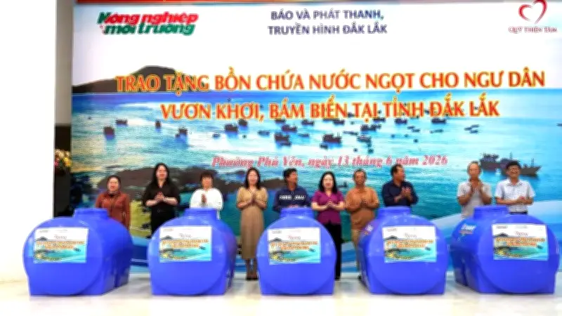 Trao tặng 260 bồn chứa nước ngọt cho ngư dân vươn khơi bám biển