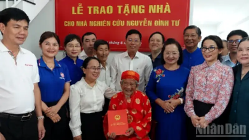 Trao tặng căn hộ mới cho nhà nghiên cứu Nguyễn Đình Tư 106 tuổi