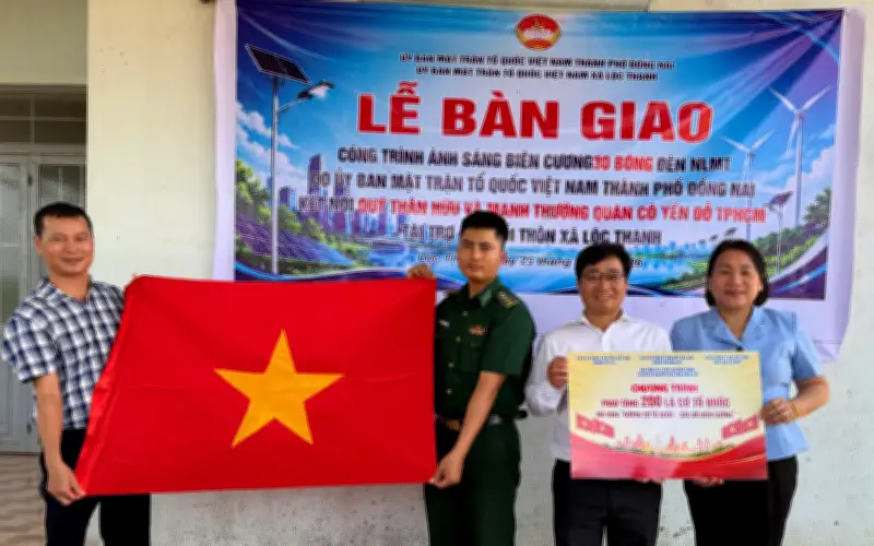Trao tặng công trình Ánh sáng biên cương tại xã Hưng Phước