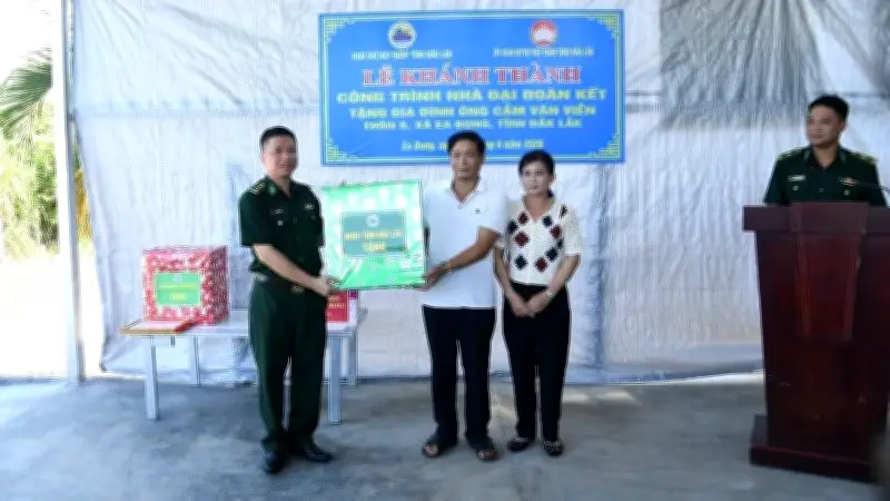 Trao tặng Nhà Đại đoàn kết cho hộ cận nghèo ở biên giới Đắk Lắk
