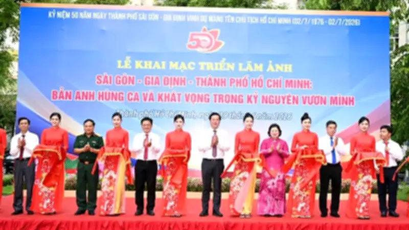 Triển lãm 185 bức ảnh kỷ niệm 50 năm TP.HCM mang tên Bác