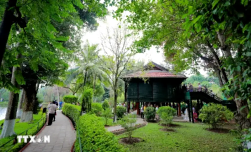 Triển lãm ảnh, ra mắt sách kỷ niệm 115 năm ngày Bác Hồ ra đi tìm đường cứu nước