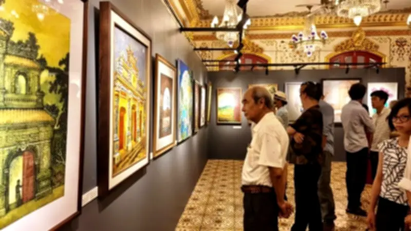 Triển lãm 'Những cánh cửa di sản Huế' tại điện Kiến Trung thu hút đông đảo nghệ sĩ