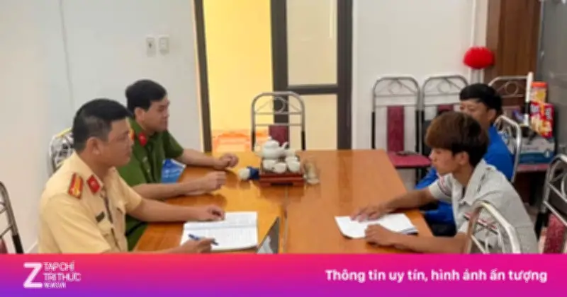 Triệu tập thanh niên thả 2 tay, để cháu bé hơn 1 tuổi cầm lái xe máy khi đổ đèo