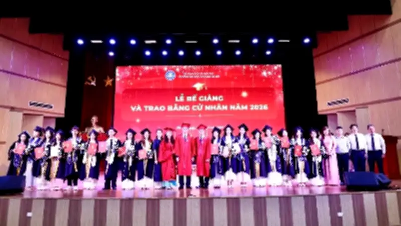 Trường ĐH Sư phạm Hà Nội trao bằng tốt nghiệp cho 3.241 tân cử nhân