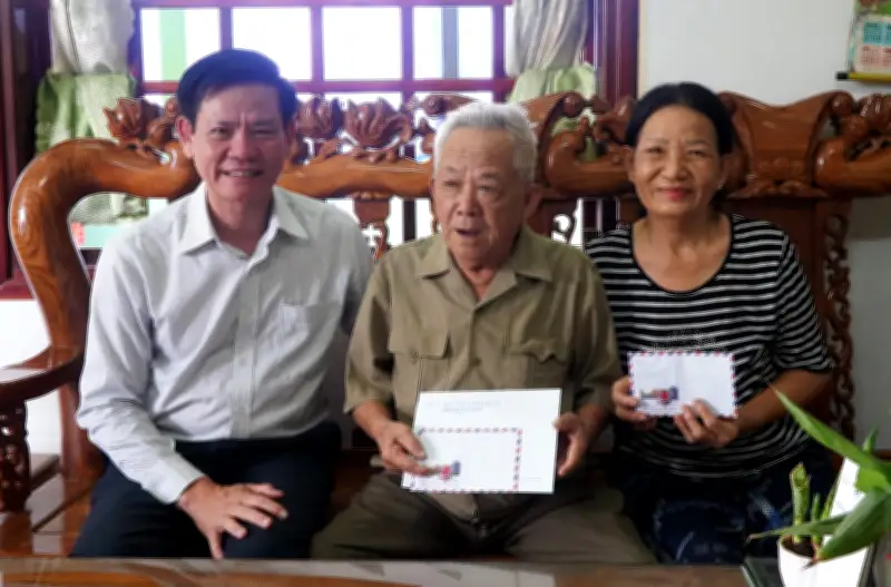 Trình Chủ tịch nước tặng quà cho người có công nhân dịp 79 năm Ngày Thương binh Liệt sỹ