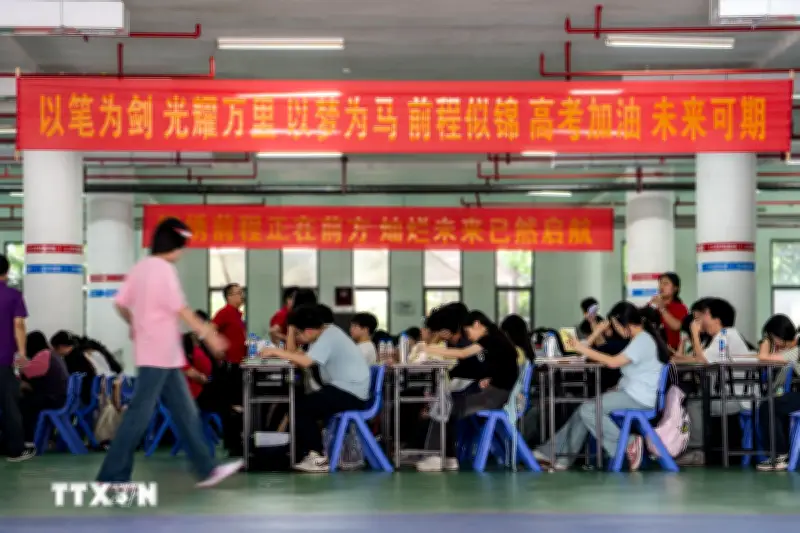 Trung Quốc kiểm tra kính mắt ngăn gian lận thi đại học