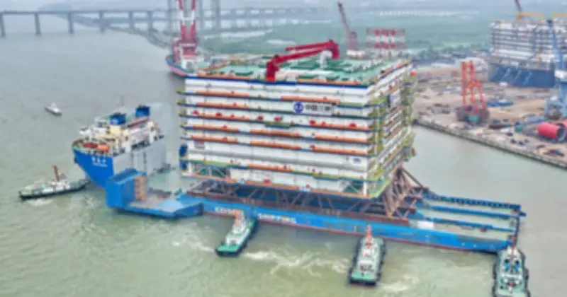 Trung Quốc thả trạm biến áp 25.000 tấn cao 15 tầng xuống biển