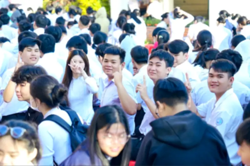 Trung tâm GDTX Bình Dương nhận hơn 900 hồ sơ lớp 10 trong một ngày