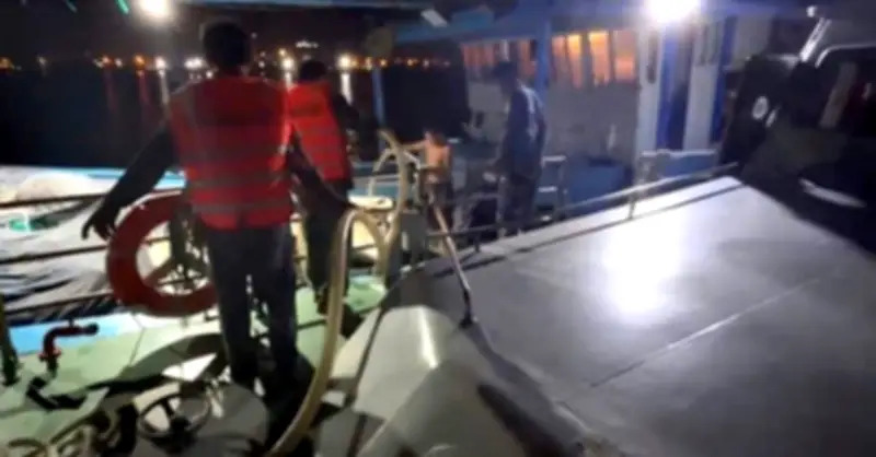 Tàu cá bị phá nước trên vịnh Đà Nẵng, 10 thuyền viên phát tín hiệu cầu cứu
