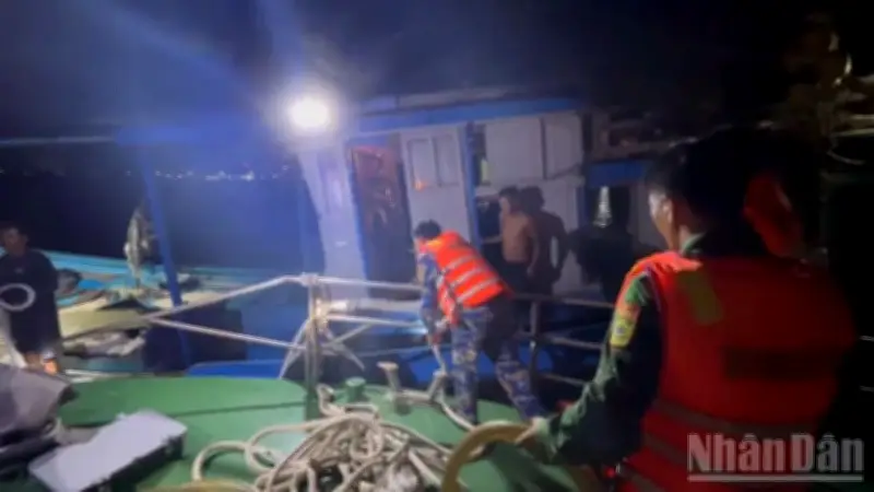 Tàu cá Đà Nẵng bị phá nước, 10 ngư dân được cứu an toàn