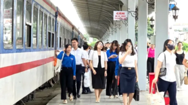 Tàu chuyên dụng đưa đón y bác sĩ Bệnh viện Bạch Mai cơ sở 2 đi vào hoạt động