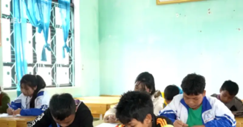 Tuyên truyền vận động người dân khu vực biên giới tham gia học xóa mù chữ