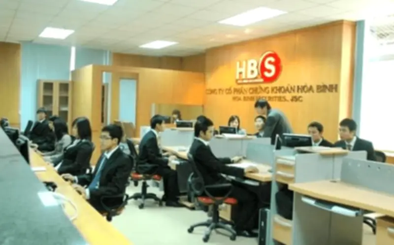 UBCKNN yêu cầu Chứng khoán Hòa Bình không tự ý bán cổ phiếu khách hàng