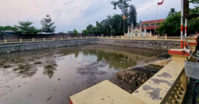 Vợ chồng Hà Nội tát cạn giếng làng tìm dây chuyền vàng, món quà gắn bó 10 năm