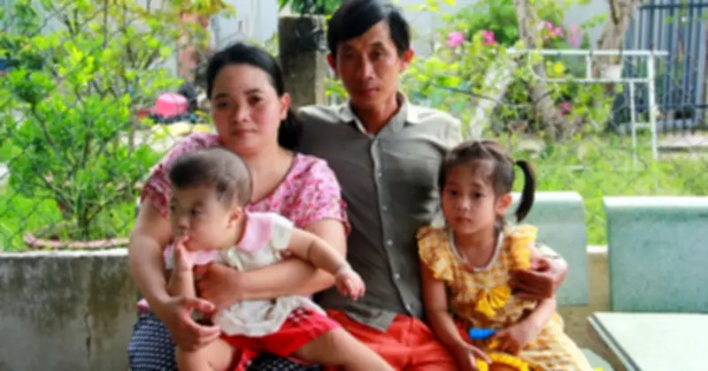 Vợ chồng khuyết tật gồng mình chữa bệnh dính khớp sọ cho con