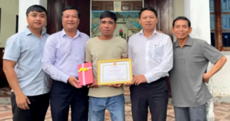 Vợ chồng nhặt được 7 chỉ vàng 9999 trả lại chủ, được khen thưởng