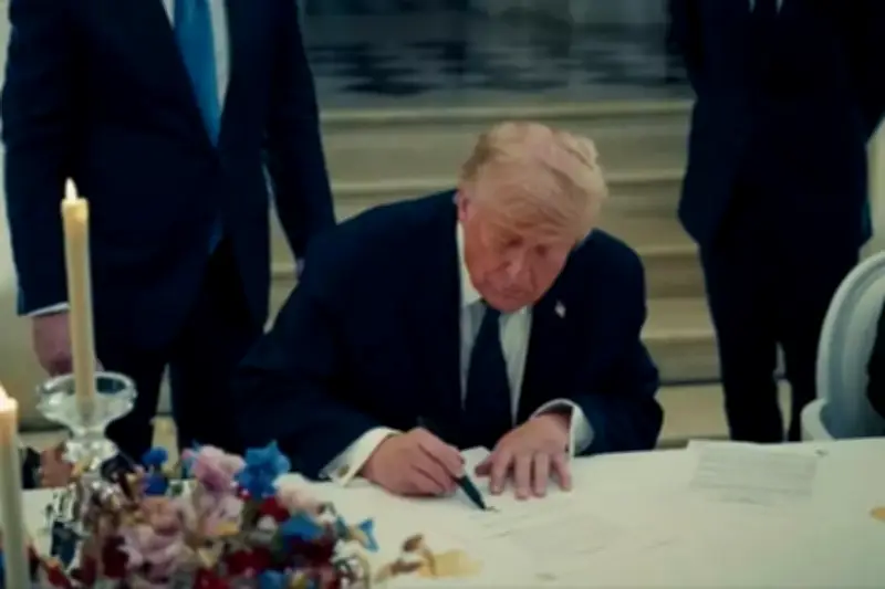 Vì sao Tổng thống Trump bất ngờ ký thỏa thuận với Iran tại Pháp?