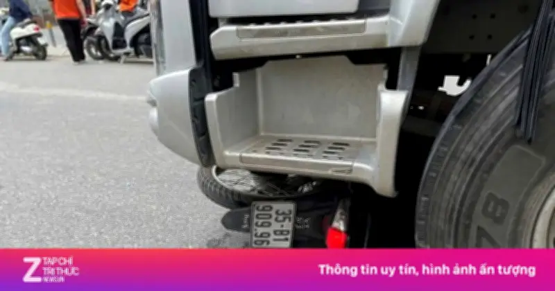 Vụ tai nạn tại cầu Mai Dịch: Người phụ nữ tử vong sau khi bị xe tải cuốn vào gầm