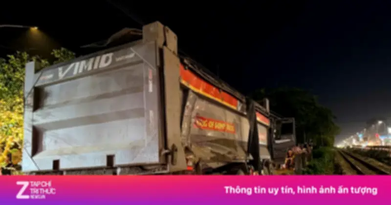 Vụ tàu hỏa đâm xe tải ở Hà Nội: Cục CSGT đề nghị xem xét trách nhiệm tài xế