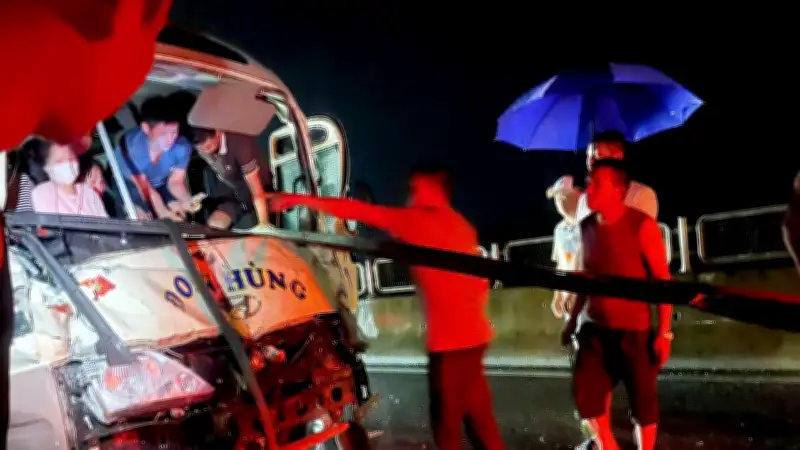 Va chạm liên hoàn trên cao tốc, 15 người thương vong; Khởi tố nữ tổng tài lừa đảo 18 tỷ đồng