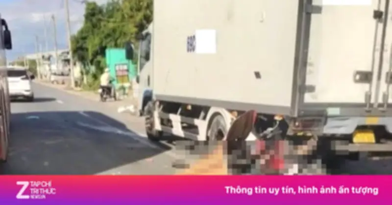 Va chạm ôtô tải đậu ven đường, hai vợ chồng bị xe container cán tử vong