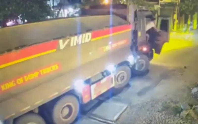 Va chạm tàu hỏa và xe tải tại Hà Nội, không thiệt hại người