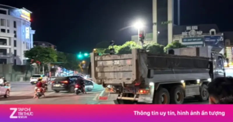 Va chạm xe máy giao hàng và ôtô tải tại Hà Nội, 1 người tử vong
