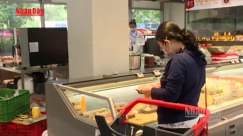 Video: Hàng nghìn sản phẩm giảm giá tới 50% kích cầu tiêu dùng mùa hè