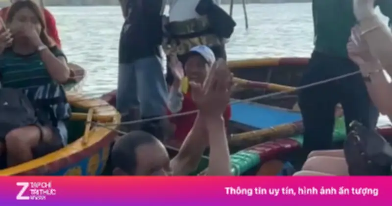 Video: Khách Tây reo hò khi người lái thúng lặn sóng giúp tìm điện thoại