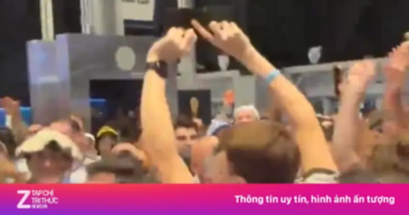 Video khoảnh khắc hài hước của CĐV Argentina sau chức vô địch World Cup 2022