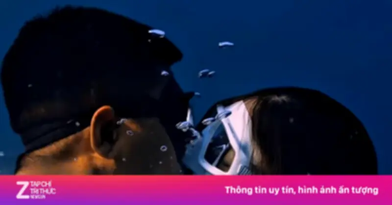 Video khoảnh khắc hôn nhau dưới biển sâu 10m gây sốt mạng xã hội