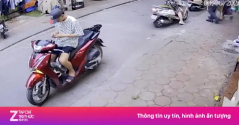 Video khoảnh khắc sét đánh trúng đám đông khiến nhiều người hoảng loạn bỏ chạy