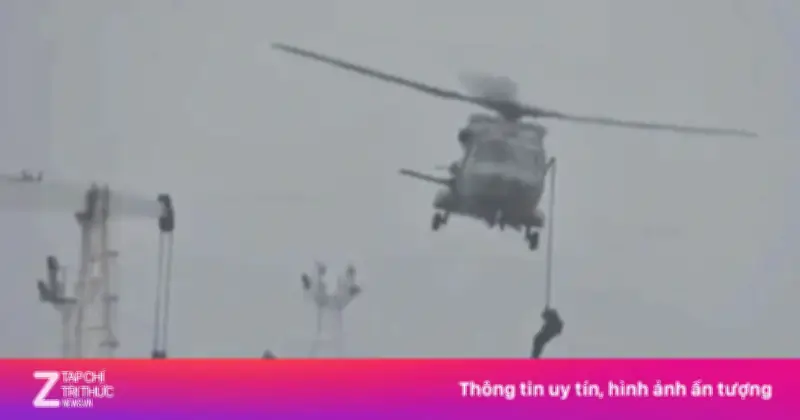 Video lính Pháp dù dây từ trực thăng bắt tàu đầu tiên