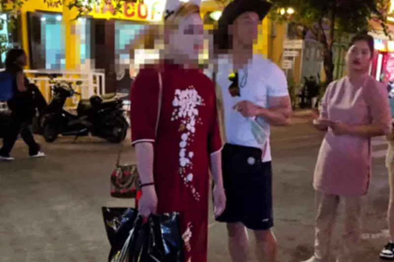 Video người dân hỏi ăn chặn khách nước ngoài mặc áo dài gây phẫn nộ