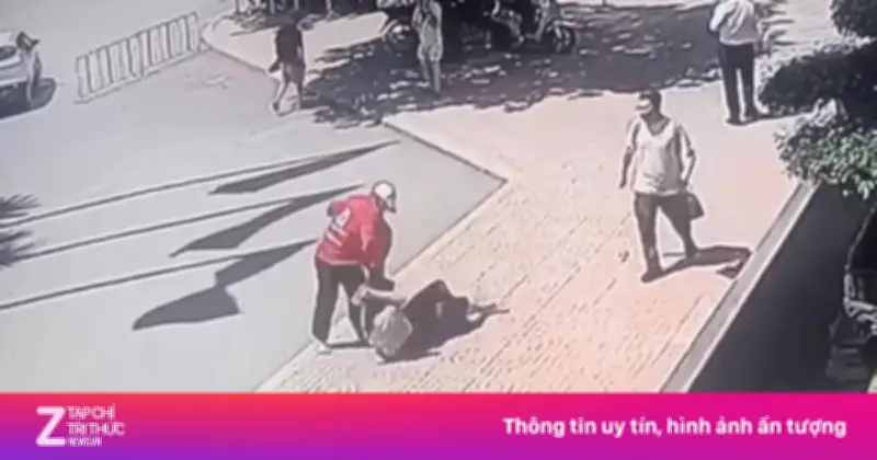 Video shipper tóm tóc tấn công nữ khách hàng trên vỉa hè