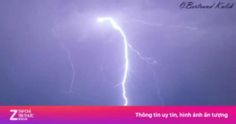 Video sét đánh trúng tháp Eiffel, du khách chạy tán loạn