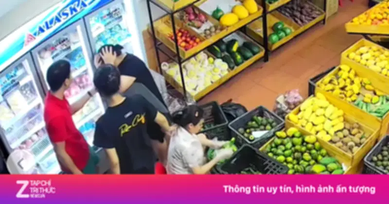 Video: Thanh niên lao vào đánh tới tấp thai phụ ở cửa hàng hoa quả