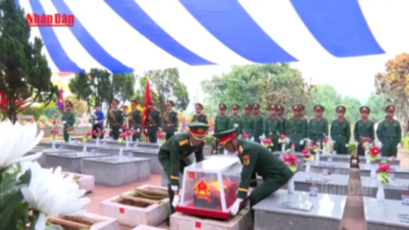 Video truy điệu và an táng hai cột 16 liệt sĩ quân tình nguyện