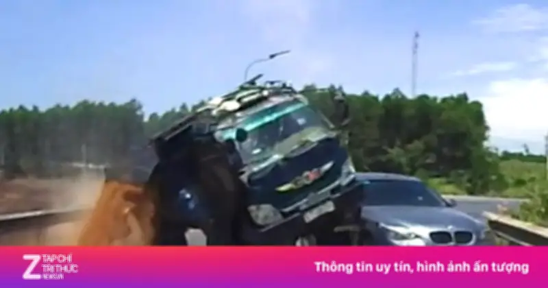 Video xe tải và ô tô con va chạm tại nút giao trên đường dẫn lên cao tốc Bắc - Nam