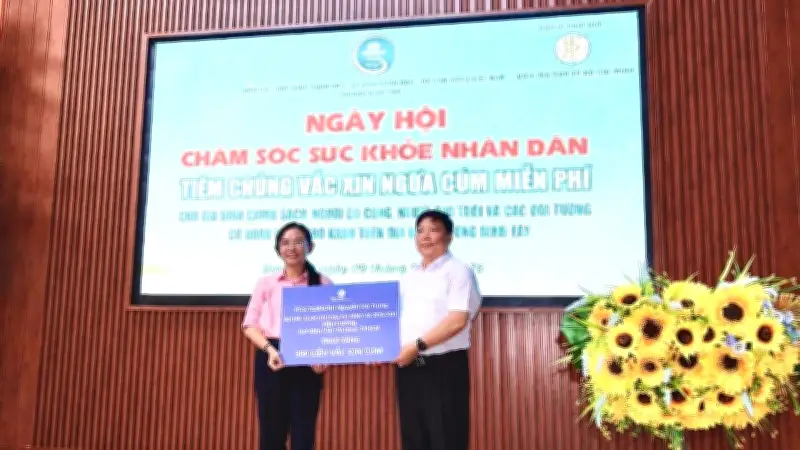 Viện Pasteur TP.HCM trao 300 liều vaccine cúm miễn phí cho người dân