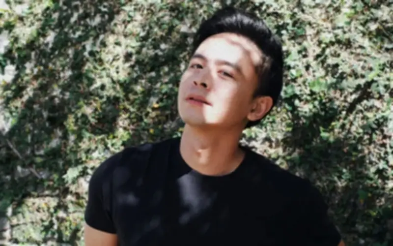 Văn Anh gây sốt với visual điển trai sau 20 năm, netizen truy tìm danh tính