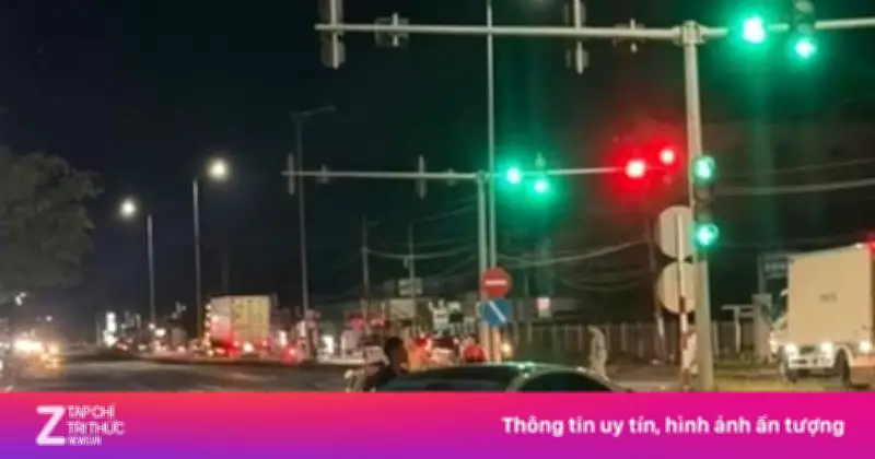 Vĩnh Long: Ôtô tông xe máy dừng đèn đỏ, hai người tử vong