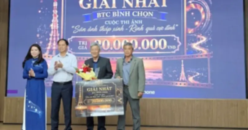 VNPT Lâm Đồng trao giải cuộc thi săn ảnh 'tháp Eiffel Đà Lạt'