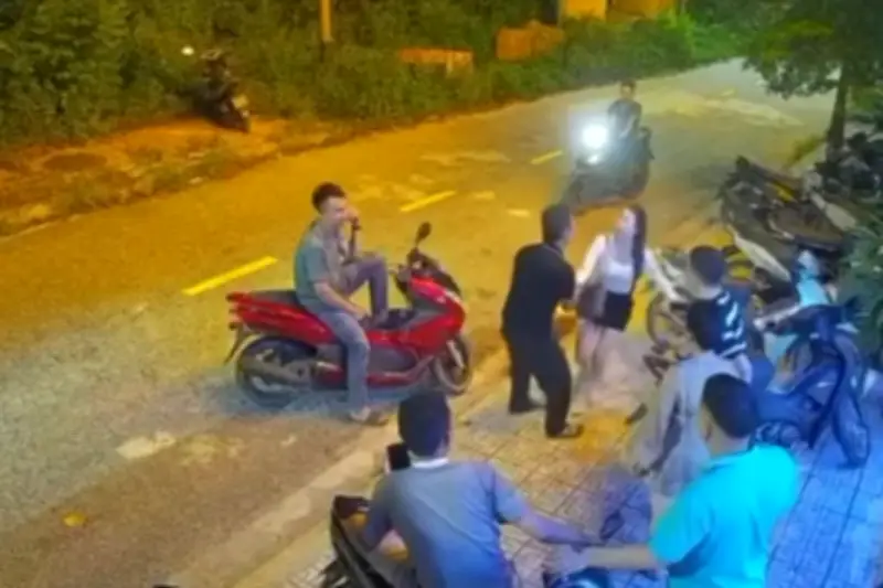 Xác minh clip cô gái bị lôi kéo, tát trước quán karaoke ở Ninh Bình