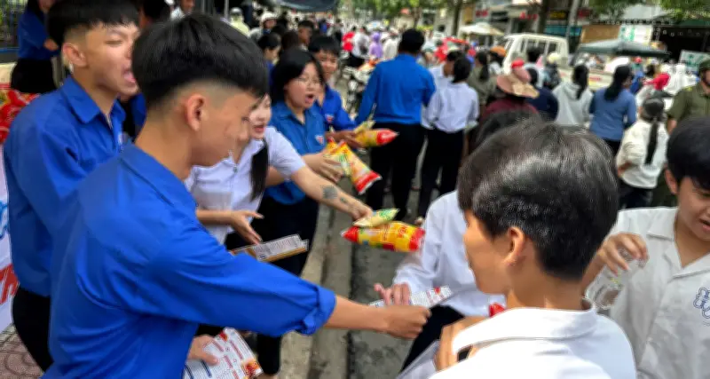 Xúc động hình ảnh thí sinh được đưa từ bệnh viện đến phòng thi
