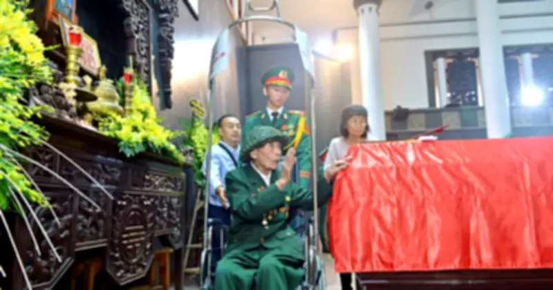 Xúc động khoảnh khắc cựu binh 99 tuổi tiễn biệt anh hùng La Văn Cầu