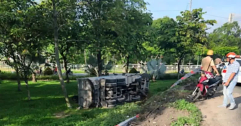 Xe ben lao khỏi cầu vượt Trạm 2, tài xế may mắn thoát nạn