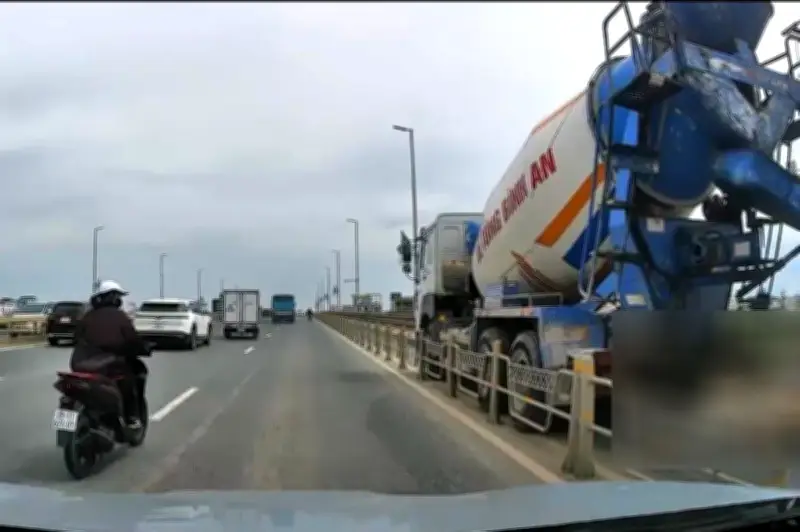 Xe ben va chạm xe máy trên đường dẫn cầu Nhật Tân, 1 người tử vong