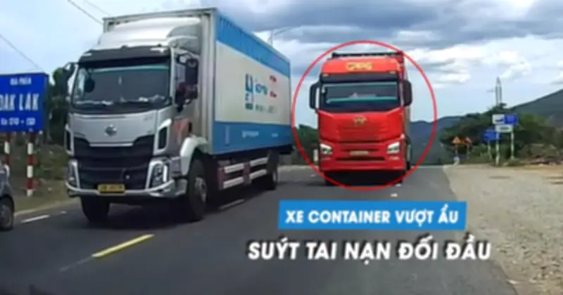 Xe container vượt ẩu ép ô tô con lao vào lề đường ở Gia Lai